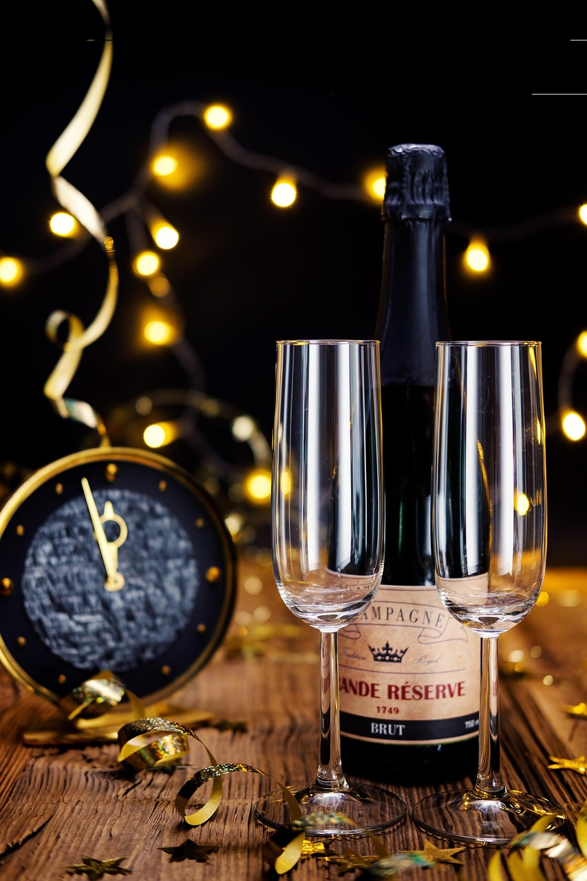 sparkling wine, spirits, bottle, glasses, clock, sylvester, new year's day, time, alcohol, champagne glasses, sparkling wine, sparkling wine, sparkling wine, spirits, clock, clock, clock, clock, time, time, time, time, time, alcohol